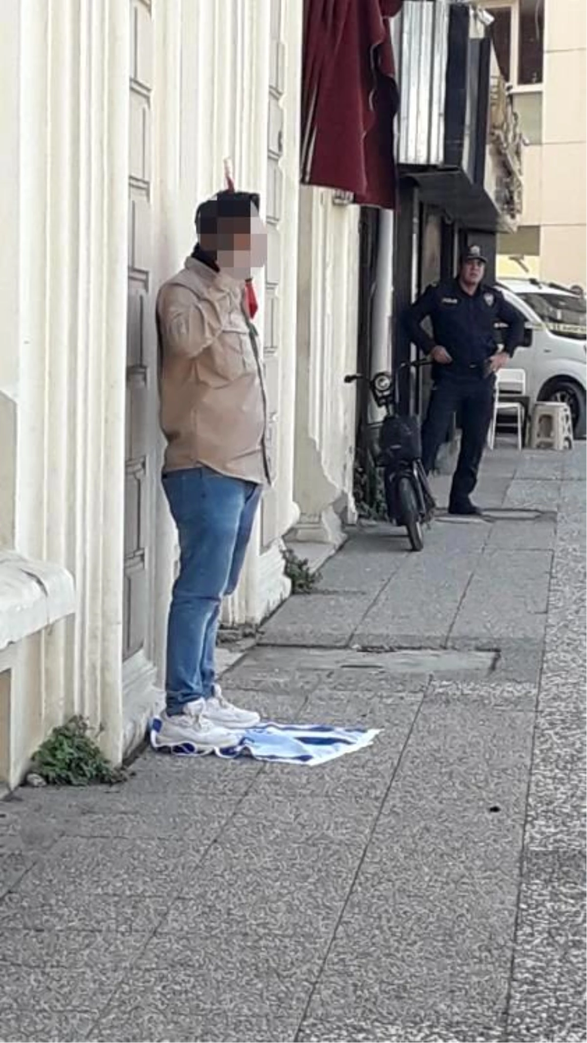 İzmir'de İsrail bayrağına basıp silahla tehdit eden Pakistanlı tutuklandı